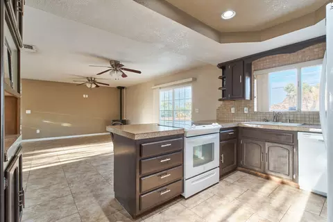 Kitchen - 8395 Keats Ave, Yucca Valley, CA 92284 photo 3 of 3