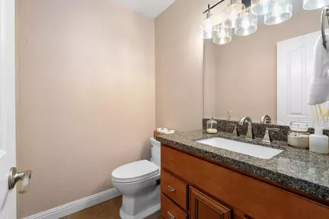 Bath - 58 Sutton Pl E, Palm Desert, CA 92211 photo 5 of 6