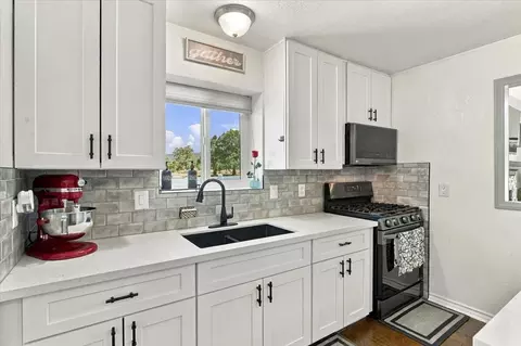 Kitchen - 2125 State Ln, Big Bear City, CA 92314 photo 2 of 3
