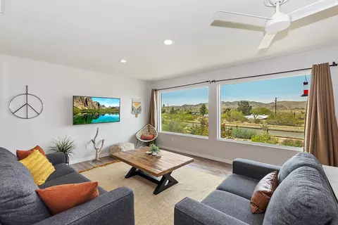 Living - 61587 Desert Air Rd, Joshua Tree, CA 92252 photo 4 of 6