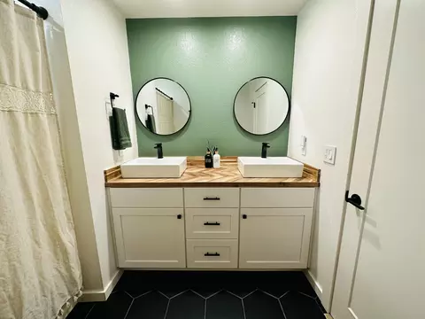 Bath - 61587 Desert Air Rd, Joshua Tree, CA 92252 photo 1 of 1