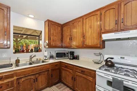 Kitchen - 61587 Desert Air Rd, Joshua Tree, CA 92252 photo 4 of 5