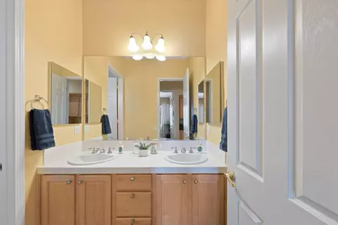 Bath - 43502 Sentiero Dr, Indio, CA 92203 photo 3 of 4