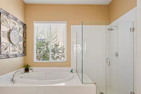 Bath - 43502 Sentiero Dr, Indio, CA 92203 photo 1 of 4