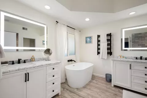Bath - 359 Desert Falls Dr E, Palm Desert, CA 92211 photo 2 of 4