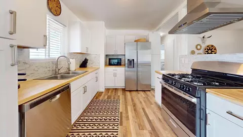 Kitchen - 60644 Latham Trl, Joshua Tree, CA 92252 photo 1 of 5