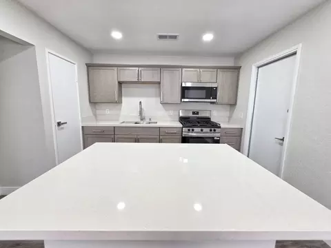 Kitchen - 43186 Nairobi Dr, Indio, CA 92201 photo 5 of 7