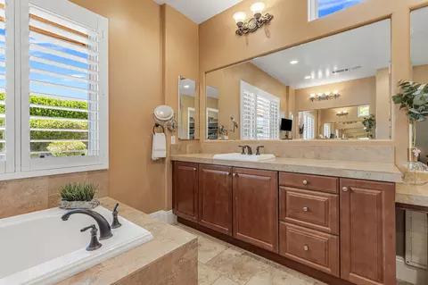 Bath - 49233 Constitution Dr, Indio, CA 92201 photo 4 of 11