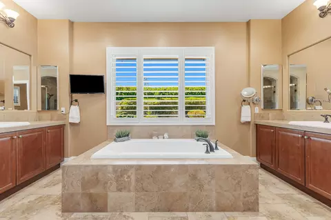 Bath - 49233 Constitution Dr, Indio, CA 92201 photo 2 of 11