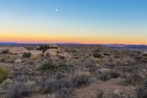 001 Dragonfly Ln, Pioneertown, CA 92268