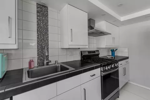 Kitchen - 79944 Camelback Dr, Bermuda Dunes, CA 92203 photo 2 of 2