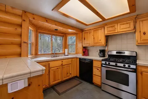Kitchen - 656 Saint Moritz Dr, Big Bear Lake, CA 92315 photo 2 of 2