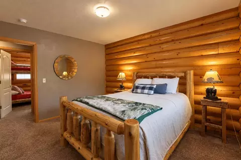 Bedroom - 656 Saint Moritz Dr, Big Bear Lake, CA 92315 photo 3 of 7