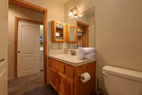Bath - 656 Saint Moritz Dr, Big Bear Lake, CA 92315 photo 2 of 3