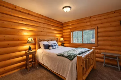 Bedroom - 656 Saint Moritz Dr, Big Bear Lake, CA 92315 photo 1 of 7
