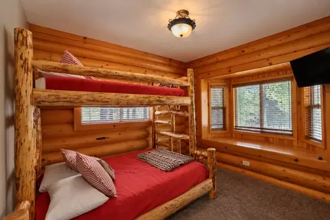 Bedroom - 656 Saint Moritz Dr, Big Bear Lake, CA 92315 photo 4 of 7