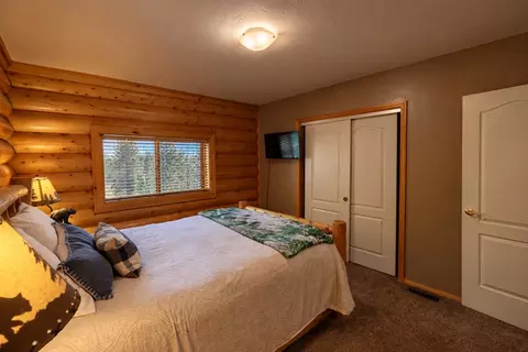 Bedroom - 656 Saint Moritz Dr, Big Bear Lake, CA 92315 photo 2 of 7