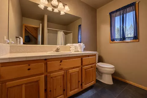 Bath - 656 Saint Moritz Dr, Big Bear Lake, CA 92315 photo 3 of 3