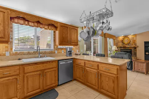 Kitchen - 58253 Carlyle Dr, Yucca Valley, CA 92284 photo 5 of 6