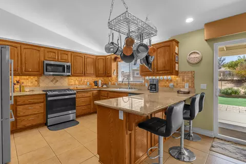 Kitchen - 58253 Carlyle Dr, Yucca Valley, CA 92284 photo 1 of 6