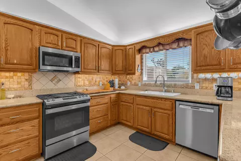 Kitchen - 58253 Carlyle Dr, Yucca Valley, CA 92284 photo 2 of 6