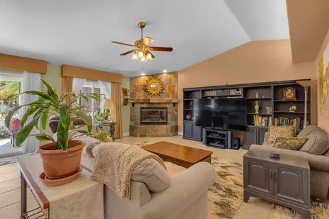 Living - 58253 Carlyle Dr, Yucca Valley, CA 92284 photo 3 of 6