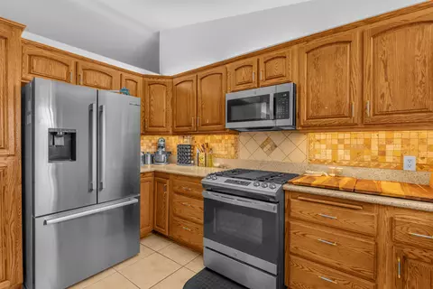 Kitchen - 58253 Carlyle Dr, Yucca Valley, CA 92284 photo 3 of 6