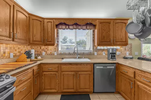 Kitchen - 58253 Carlyle Dr, Yucca Valley, CA 92284 photo 4 of 6