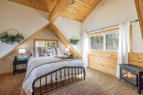 Bedroom - 42948 Moonridge Rd, Big Bear City, CA 92314 photo 2 of 10