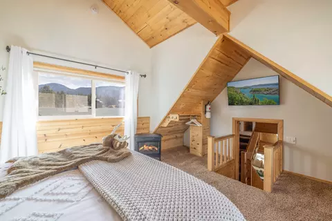 Bedroom - 42948 Moonridge Rd, Big Bear City, CA 92314 photo 4 of 10