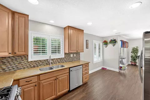 Kitchen - 49070 Tango Ct, La Quinta, CA 92253 photo 2 of 2