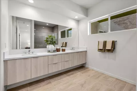 Bath - 714 Obsidian Loop E, Palm Springs, CA 92264 photo 2 of 3
