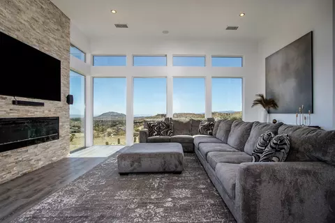 Living - 5098 Balsa Ave, Yucca Valley, CA 92284 photo 1 of 4