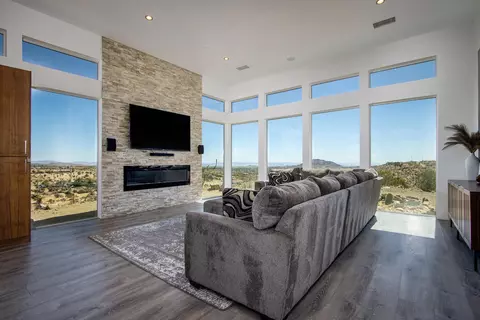 Living - 5098 Balsa Ave, Yucca Valley, CA 92284 photo 3 of 4
