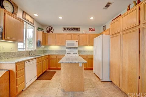 33085 Eagle Point Dr, Yucaipa, CA 92399 photo 9