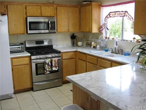 1096 Eucalyptus Dr, Banning, CA 92220 photo 2