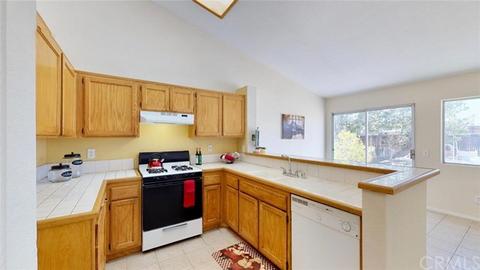 11765 Drake Ct, Adelanto, CA 92301 photo 2