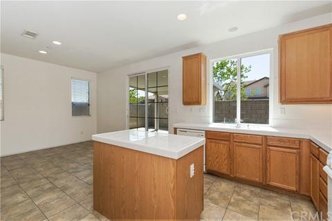 6936 Abigail Ln, Fontana, CA 92336 photo 12