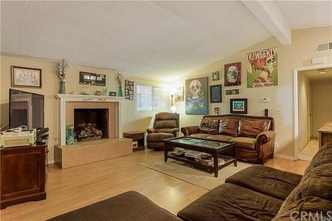 829 Towne St, Costa Mesa, CA 92627 photo 2