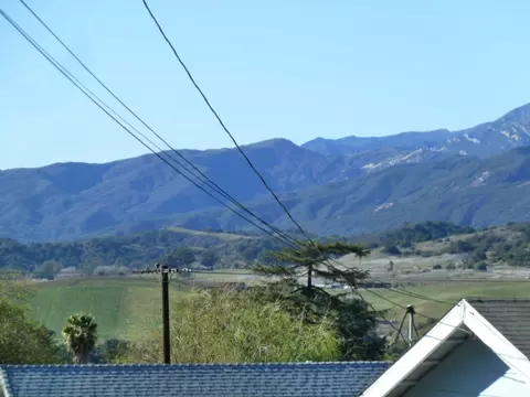 60 Watkins Way, Oak View, CA 93022 photo 2
