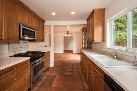 4723 Malibu Dr, Carpinteria, CA 93013 photo 3