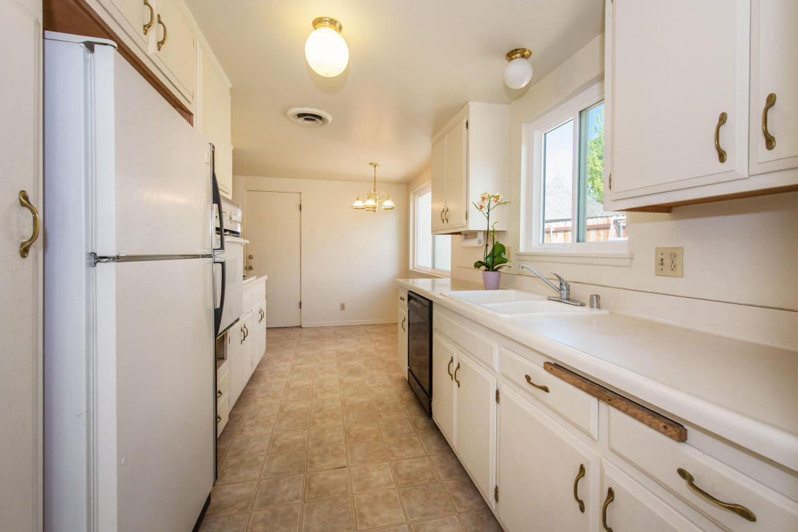 370 Sylvan Dr, Goleta, CA 93117 photo 5