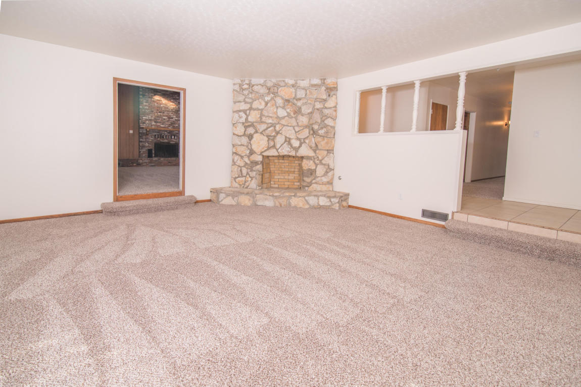 304 S 6th St, Lompoc, CA 93436 photo 3