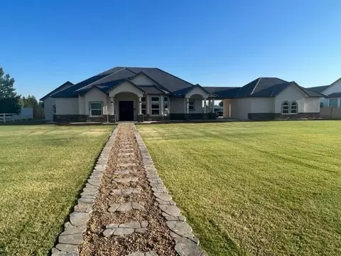 6811 Lindsay Rd, Bakersfield, CA 93313