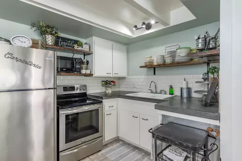 Kitchen - 130 Ash Ave #12, Carpinteria, CA 93013 photo 3 of 3