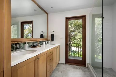 Bath - 4038 Foothill Rd, Carpinteria, CA 93013 photo 1 of 2