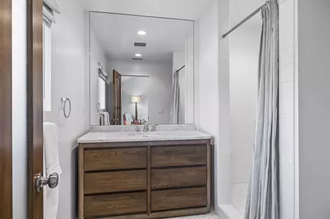 Bath - 1152 Rancho Dr, Ojai, CA 93023 photo 5 of 5