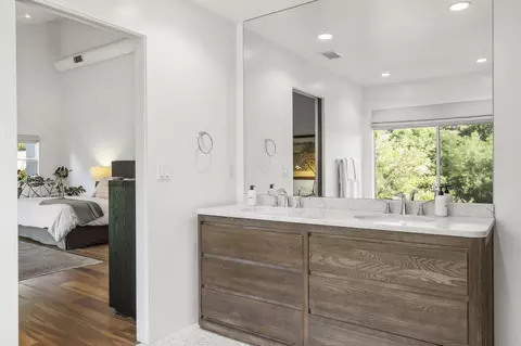 Bath - 1152 Rancho Dr, Ojai, CA 93023 photo 3 of 5