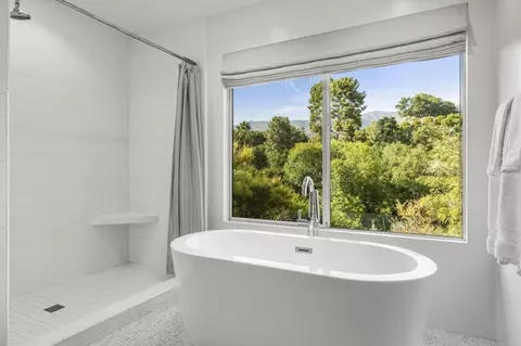 Bath - 1152 Rancho Dr, Ojai, CA 93023 photo 2 of 5