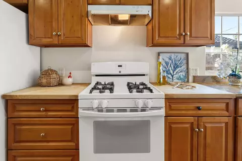 Kitchen - 4671 9th St, Carpinteria, CA 93013 photo 4 of 6